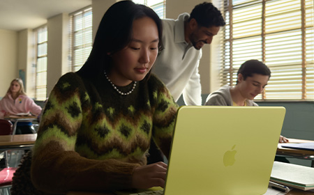 MacBook Neo at school