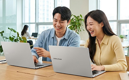 2 people in an office using galaxy book6